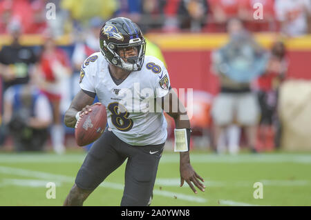 Kansas City, Missouri, USA. 22 Sep, 2019. Baltimore Ravens quarterback Lamar Jackson (8) kriecht aus der Tasche während des NFL Football Spiel zwischen der Baltimore Ravens und die Kansas City Chiefs in Arrowhead Stadium in Kansas City, Missouri. Kendall Shaw/CSM/Alamy leben Nachrichten Stockfoto