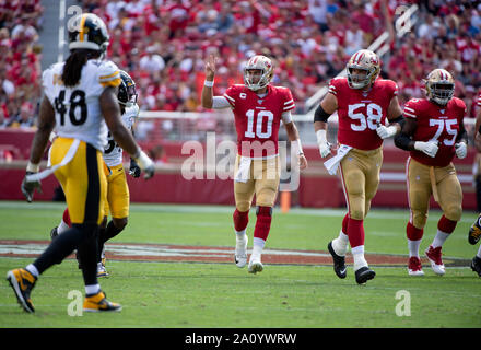 Santa Clara, CA, USA. 22 Sep, 2019. San Francisco 49ers quarterback Jimmy Garoppolo (10) bewegt sich auf der Linie von scrimmage während eines Spiels gegen die Pittsburgh Steelers bei Levi's Stadion am Sonntag, Sept. 22, 2019 in Santa Clara. Credit: Paul Kitagaki jr./ZUMA Draht/Alamy leben Nachrichten Stockfoto