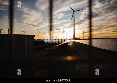 Windräder und Solarzellen auf einem Feld in Deutschland Stockfoto