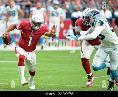 Arizona Cardinals' quarterback Kyler Murray (L) versucht, Dodge ein durch Carolina Panthers" Marquis Haynes im zweiten Quartal Gerät an State Farm Stadium in Glendale, Arizona am Sonntag, 22. September 2019. Foto von Kunst Foxall/UPI Stockfoto