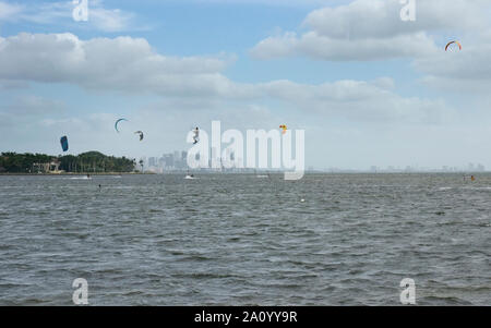 Die Biscayne Bay an einem windigen Sonntag Morgen mit vielen Kitesurfer genießen das Wetter als von Matheson Hammock Park gesehen Stockfoto