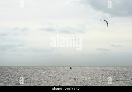 Die Biscayne Bay an einem windigen Sonntag Morgen mit Lone kiteboarder genießen das Wetter als von Matheson Hammock Park gesehen; Key Biscayne ist im Hintergrund Stockfoto