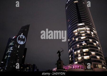 Blick auf das Symbol der Batman auf der Reforma Tower projiziert, die Fans feierten den 80. Geburtstag von ihren komischen Helden weltweit, Mexiko City, am 21. September 2019. Francisco Morales/DAMMPHOTO Stockfoto