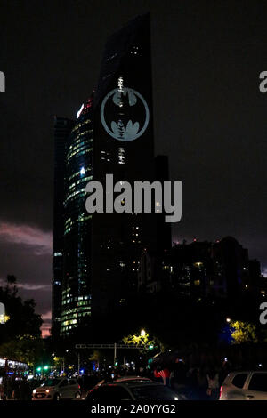 Blick auf das Symbol der Batman auf der Reforma Tower projiziert, die Fans feierten den 80. Geburtstag von ihren komischen Helden weltweit, Mexiko City, am 21. September 2019. Francisco Morales/DAMMPHOTO Stockfoto