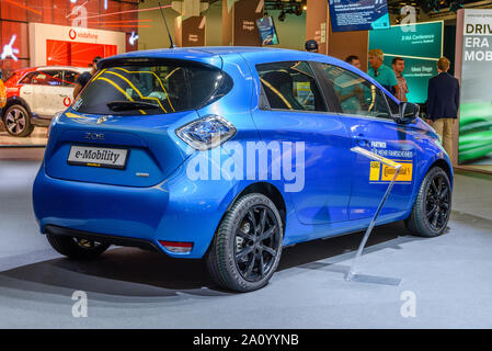 FRANKFURT, Deutschland - September 2019: blau RENAULT ZOE elektrischen Auto, IAA International Motor Show Auto Ausstellung. Stockfoto