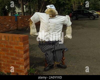 Belbroughton, England, Vereinigtes Königreich, 22.09.2019, Scarecrow Festival viele wunderbare Figuren im Dorf mit über 100 Vogelscheuchen. Ein wunderbarer Tag. Stockfoto