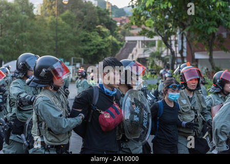 Hongkong, China. 22 Sep, 2019. Die Demonstranten verhaftet und nach Polizei während der Demonstration durchgeführt. die Demonstranten friedlich besetzt ein großes Einkaufszentrum am Nachmittag. Am frühen Abend zu Auseinandersetzungen zwischen Demonstranten und Polizei führte zu mehreren gas Umläufe und Zerstreuung. Trotz des offiziellen Rückzug der Auslieferung Rechnung, Demonstranten weiterhin für die restlichen vier "kernforderungen" zu kämpfen. Credit: SOPA Images Limited/Alamy leben Nachrichten Stockfoto