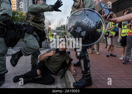 Hongkong, China. 22 Sep, 2019. Eine Demonstrantin schreit seine persönliche Informationen an die Medien nach, die von der Polizei während der Demonstration erfasst werden. die Demonstranten friedlich ein großes Einkaufszentrum am Nachmittag besetzt. Am frühen Abend zu Auseinandersetzungen zwischen Demonstranten und Polizei führte zu mehreren gas Umläufe und Zerstreuung. Trotz des offiziellen Rückzug der Auslieferung Rechnung, Demonstranten weiterhin für die restlichen vier "kernforderungen" zu kämpfen. Credit: SOPA Images Limited/Alamy leben Nachrichten Stockfoto