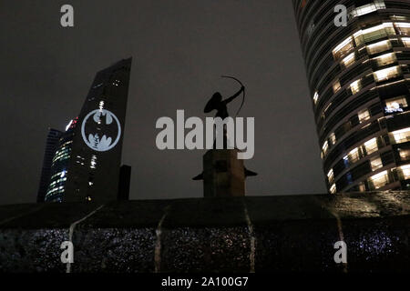 Blick auf das Symbol der Batman auf der Reforma Tower projiziert, die Fans feierten den 80. Geburtstag von ihren komischen Helden weltweit, Mexiko City, am 21. September 2019. Francisco Morales/DAMMPHOTO Stockfoto