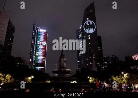 Blick auf das Symbol der Batman auf der Reforma Tower projiziert, die Fans feierten den 80. Geburtstag von ihren komischen Helden weltweit, Mexiko City, am 21. September 2019. Francisco Morales/DAMMPHOTO Stockfoto