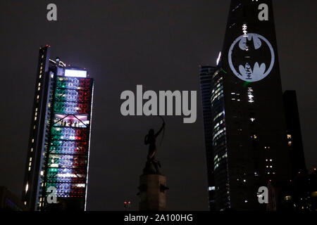 Blick auf das Symbol der Batman auf der Reforma Tower projiziert, die Fans feierten den 80. Geburtstag von ihren komischen Helden weltweit, Mexiko City, am 21. September 2019. Francisco Morales/DAMMPHOTO Stockfoto