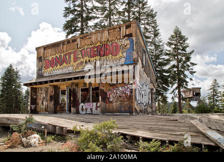 Graffiti, verwüstete Überreste des Iron Mountain Ski Resort, Broken Turntable, gegründet Anfang 1970 als Silver Basin Ski Area. Stockfoto