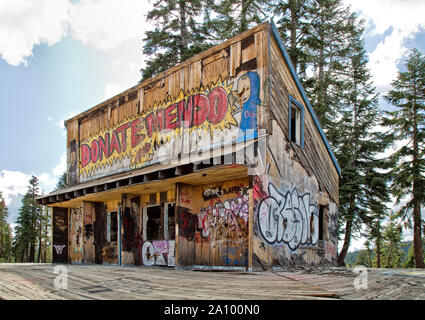 Graffiti, vandalisierte Überreste des Iron Mountain Ski Resort (Laden-/Ticketstand), das Anfang 1970 als Skigebiet Silver Basin eingerichtet wurde. Stockfoto