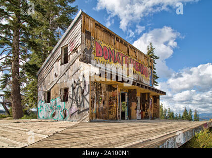 Graffiti, vandalisierte Überreste des Iron Mountain Ski Resort (Laden-/Ticketstand), das Anfang 1970 als Skigebiet Silver Basin eingerichtet wurde. Stockfoto