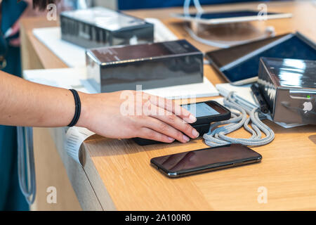 Aventura, Florida, USA - 20. September 2019: Zahlen für Iphone 11 Pro im Apple Store in der Aventura Mall. Stockfoto