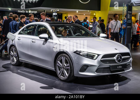 FRANKFURT, Deutschland - September 2019: silber weiß MERCEDES-BENZ A 250 e Electric sedan Auto, Iaa Auto Ausstellung. Stockfoto