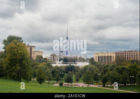 Moscou, Russland. 23 Sep, 2019. Blick auf den Ostankino Fernsehturm und das Denkmal für die Arbeiter und kollektive Farm (Vdnh). Russland, Moskau Credit: Demian Stringer/ZUMA Draht/Alamy leben Nachrichten Stockfoto