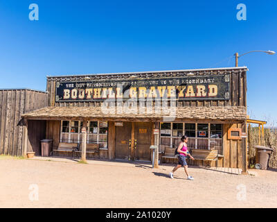 Vor der Fassade Gebäude aus Holz, am Eingang des Boothill Friedhof in Tombstone, Arizona. Stockfoto