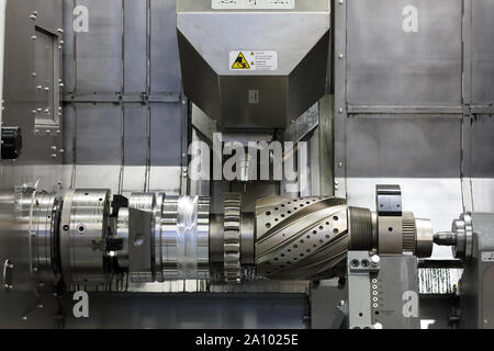 Werkstück an CNC-Dreh-, Fräs- und Bohrmaschine. Selektive konzentrieren. Stockfoto