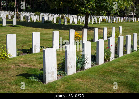 Zeilen von Grabsteinen in der kanadischen Sektion der Soldatenfriedhof in Brookwood Friedhof, Pirbright, Woking, Surrey, Südosten, England, Grossbritannien Stockfoto