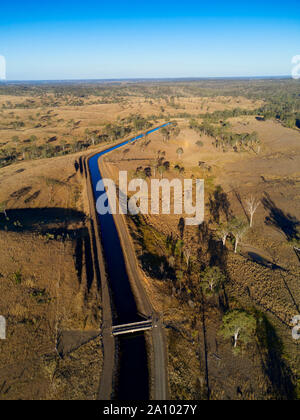 Der offene Bewässerungskanal, der die Bewässerungskanäle rund um das Gin Gin Gebiet vom Lake Monduran Queensland Australien speist Stockfoto