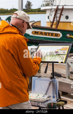 Mann in einem orange Jacke im 2019 Grand Prix der Kunst in Steveston British Columbia Kanada konkurrieren Stockfoto