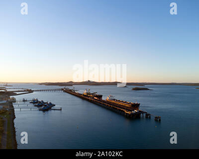 Antenne der bulk carrier Schiffe mit dem Export von Kohle aus der RG Tanna Coal Terminal in Gladstone Queensland Australien geladen werden Stockfoto