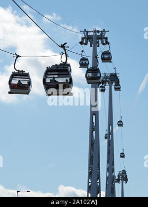 Blick zu den Seilbahnen der Emirates Air Line unterbrochen und der Überquerung der Themse in London. Stockfoto