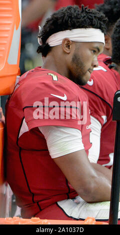 Arizona Cardinals' quarterback Kyler Murray sitzt auf der Bank im vierten Quartal, als die Kardinäle zu den Carolina Panthers in State Farm Stadium in Glendale, Arizona am Sonntag verloren, 22. September 2019. Die Leoparden besiegten die Kardinäle 38-20. Foto von Kunst Foxall/UPI Stockfoto
