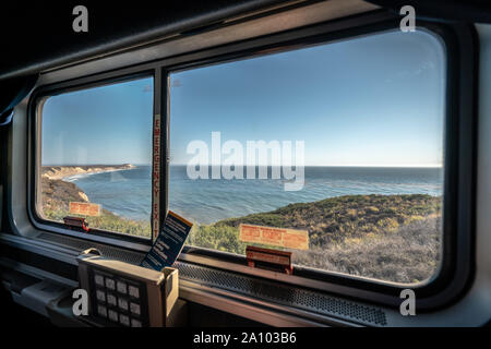 Küste von Kalifornien, USA - Meerblick aus dem Coast Starlight Amtrak Zug Stockfoto