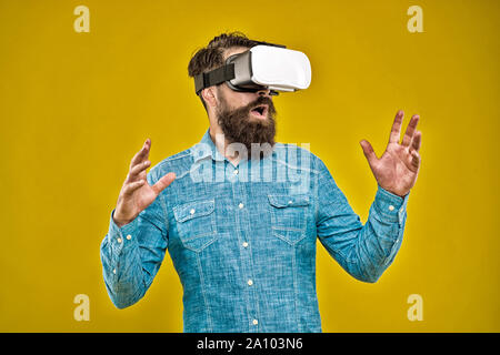Virtuelle Realität ist wirklich hier. Bärtiger Mann tragen virtual reality Headset. Hipster virtuelle Realität gelben Hintergrund erkunden. Virtual Reality Technologie und Zukunft. VR-Kommunikation. Video Training. Stockfoto