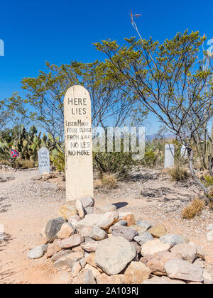 Holz- Grab stein mit den Worten "Hier liegt Lester Moore, vier Geschosse von a44, nicht weniger, nicht mehr, in den Boothill Friedhof in Tombstone, Arizona. Stockfoto