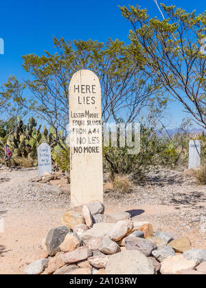 Holz- Grab stein mit den Worten "Hier liegt Lester Moore, vier Geschosse von a44, nicht weniger, nicht mehr, in den Boothill Friedhof in Tombstone, Arizona. Stockfoto