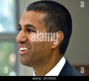 Emporia, Kansas, USA, 19. September 2019 Federal Communications Commission Chairman Ajit Pat führt eine Breitbandverbindung Round Table Diskussion um ländlichen Zugang und die wirtschaftliche Entwicklung mit lokalen Dienstleistern organisiert durch Kongressabgeordnete Roger Marshall zentriert und gehostet bei Emporia State University School of Business Stockfoto