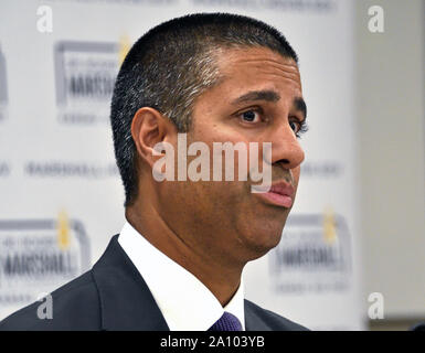 Emporia, Kansas, USA, 19. September 2019 Federal Communications Commission Chairman Ajit Pat führt eine Breitbandverbindung Round Table Diskussion um ländlichen Zugang und die wirtschaftliche Entwicklung mit lokalen Dienstleistern organisiert durch Kongressabgeordnete Roger Marshall zentriert und gehostet bei Emporia State University School of Business Stockfoto