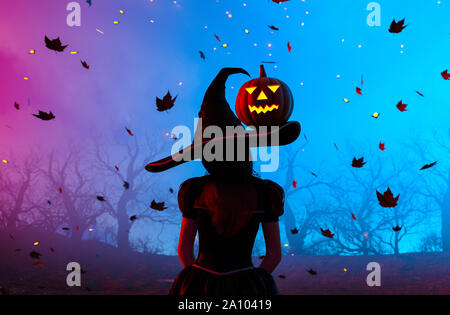 Fantasy Hexe in der Halloween Nacht, 3D-Darstellung Stockfoto