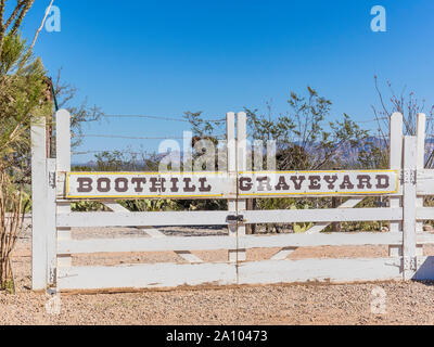 Weiße hölzerne Tore am Eingang des Boothill Friedhof in Tombstone, Arizona. Stockfoto