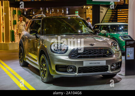 FRANKFURT, Deutschland - September 2019: Silber MINI COOPER MINI ELECTRIC, Iaa Auto Ausstellung. Stockfoto