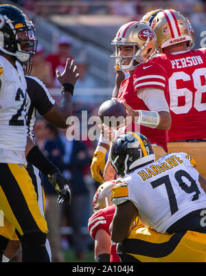 Santa Clara, CA, USA. 22 Sep, 2019. San Francisco 49ers quarterback Jimmy Garoppolo (10) Lächeln nach einem ersten während der endantrieb während eines Spiels bei Levi's Stadion am Sonntag, Sept. 22, 2019 in Santa Clara. Credit: Paul Kitagaki jr./ZUMA Draht/Alamy leben Nachrichten Stockfoto