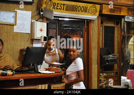 Frauen in einem Restaurant von Addis Abeba Stockfoto