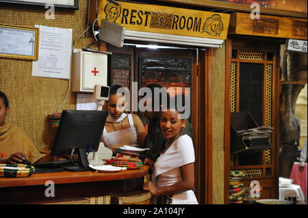 Frauen in einem Restaurant von Addis Abeba Stockfoto