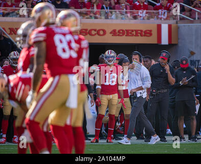 Santa Clara, CA, USA. 22 Sep, 2019. San Francisco 49ers Haupttrainer Kyle Shanahan mit Trainern während der letzten Fahrt gegen die Pittsburgh Steelers verleiht während eines Spiels bei Levi's Stadion am Sonntag, Sept. 22, 2019 in Santa Clara. Credit: Paul Kitagaki jr./ZUMA Draht/Alamy leben Nachrichten Stockfoto