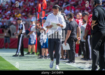 Santa Clara, CA, USA. 22 Sep, 2019. San Francisco 49ers Haupttrainer Kyle Shanahan stellt der Seitenlinie während eines Spiels bei Levi's Stadion am Sonntag, Sept. 22, 2019 in Santa Clara. Credit: Paul Kitagaki jr./ZUMA Draht/Alamy leben Nachrichten Stockfoto