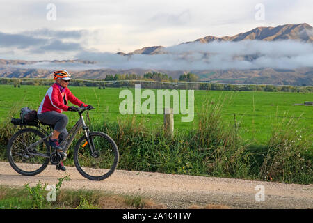 Radfahrer auf den Alpen 2 Ocean Trail durch die Waitaki Valley Stockfoto