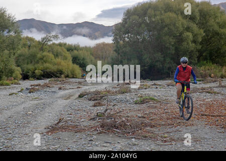 Radfahrer auf den Alpen 2 Ocean Trail in der Nähe von Kurow Stockfoto