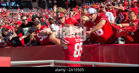 Santa Clara, CA, USA. 22 Sep, 2019. San Francisco 49ers tight end George Kittle (85) feiert 24-20 über Pittsburgh Steelers gewinnen mit Fans bei einem Spiel bei Levi's Stadion am Sonntag, Sept. 22, 2019 in Santa Clara. Credit: Paul Kitagaki jr./ZUMA Draht/Alamy leben Nachrichten Stockfoto