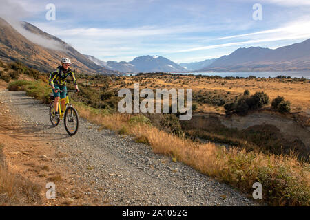 Radfahrer über dem Lake Ohau auf die Alpen 2 Ocean Radweg Stockfoto