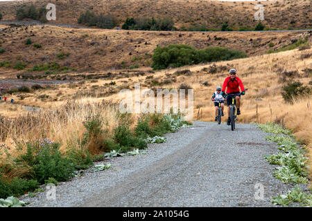 Radfahrer auf der Alpen 2 Ocean Trail entlang der Ufer des Sees Pukaki Stockfoto