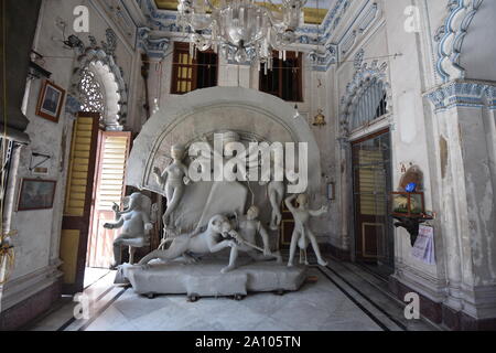 Kolkata, Indien. 22 Sep, 2019. Dem Ton machte unvollendete Durga mit ihrer Familie Götzen an einem traditionellen single Struktur des Sovabazar Rajbari (Palast) ist vor dem Ritual "Bodhan" oder "Erwachen" der bevorstehenden mehrtägige Durga Puja im Oktober gelegt. (Foto durch Biswarup Ganguly/Pacific Press) Quelle: Pacific Press Agency/Alamy leben Nachrichten Stockfoto