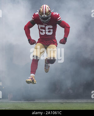 San Francisco 49ers Middle linebacker Kwon Alexander (56) eingeführt wird, bevor die 49ers die Pittsburgh Steelers bei Levi's Stadion in Santa Clara, Kalifornien, am Sonntag, den 22. September, 2019 spielen. Die 49ers besiegten die Steelers 24-20. Foto von Terry Schmitt/UPI Stockfoto